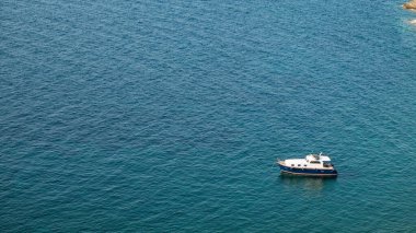 Gökçeada, Canakkale, Türkiye 2 Temmuz 2023: Gökçeada 'nın en güzel körfezlerinden biri olan Mavi Körfez' de demirli bir keşif gemisi. Imbros Adası