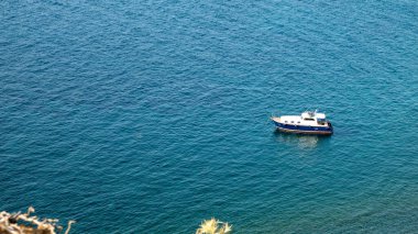 Gökçeada, Canakkale, Türkiye 2 Temmuz 2023: Gökçeada 'nın en güzel körfezlerinden biri olan Mavi Körfez' de demirli bir keşif gemisi. Imbros Adası