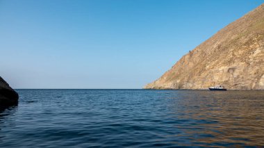 Gökceada Yldz Körfezi 'nin yanında yer alan su altı milli parkı, Mavi Körfez manzaralı (Mavi Körfez) ve körfeze demir atmış bir tekne. Imbros Adası, Canakkale, Türkiye