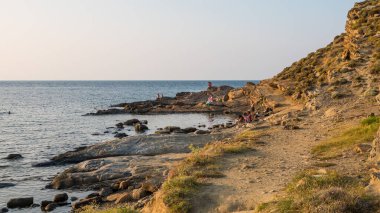 Gökçeada, Canakkale, Türkiye 2 Temmuz 2023: Gökceada, Imbros Adası 'ndaki Yıldizkoy plaj manzarası. Yildizkoy Sahili, Sualtı Ulusal Parkı ile popüler bir plajdır..