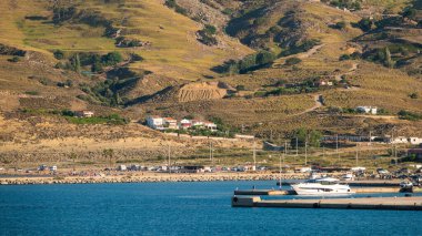 Gökçeada, Çanakkale, Türkiye-9 Temmuz 2023: Gökçeada 'daki Kuzu limanı. Türkiye' nin en büyük adası olan Gökçeada, Çanakkale ilinin kırsal kesidir.