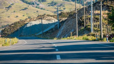 Gkeada Kuzu limani (Kuzu Limanı) kıyısında asfalt yol. Imbros Adası, Canakkale Türkiye