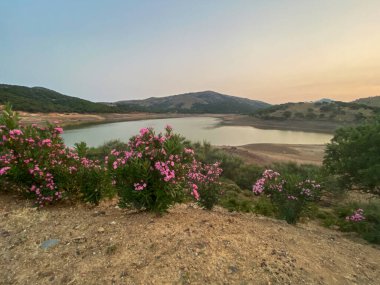 Gökçeada 'da Aydincik küçük göleti ve yeşil tepeler. Gökceada 'daki göller. Çanakkale, Türkiye.