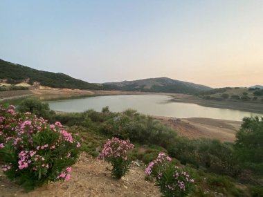 Gökçeada 'da Aydincik küçük göleti ve yeşil tepeler. Gökceada 'daki göller. Çanakkale, Türkiye.