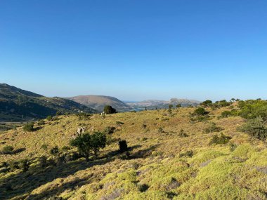 Türkiye 'nin Çanakkale ilinin Gökçeada ilçesindeki Tepekoy köyü ve baraj alanından yaz manzarası