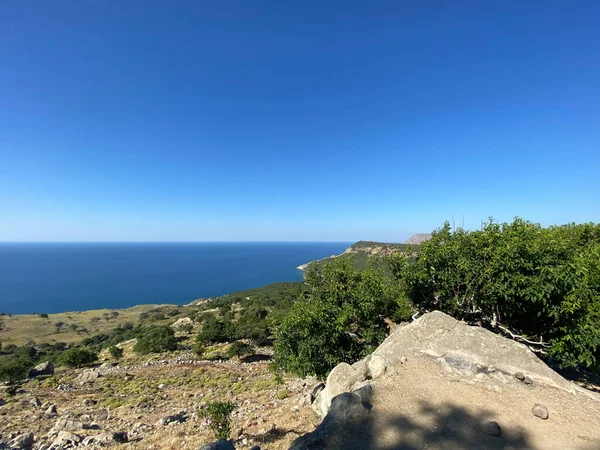 Gökçeada (Imbros) kıyı şeridi manzaralı ve arkasında Samothrace Yunan adası var. Tepeky köyü, Naralt-Pinarbasi bölgesi, Ege Türkiye