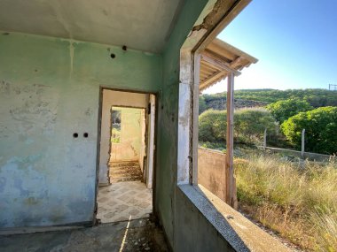 Terk edilmiş bir yazlığın iç mekan detayları