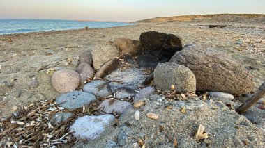 Kefalos (Aydincik) plajına çok yakın olan Guzelce plajı. Gzelce Körfezi aynı zamanda Gökçeada 'da rüzgar sörfü ve uçurtma sörfü için uygun plajlardan biridir..