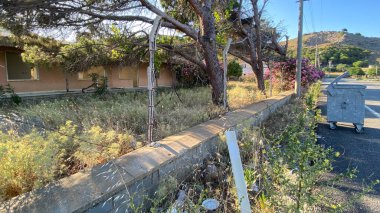 Terk edilmiş bir yazlığın iç mekan detayları