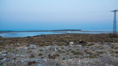 Salt Lake, Aydincik ve Kefaloz sahillerinin ortasında. Gölden çıkan kara çamur, bazı hastalıklara iyi geldiği düşünülen turistler tarafından vücuda sürüldü..