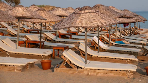 Empty Sun Loungers Umbrellas Sunset Gkeada Aydincik Kefalos Beach — Stock Photo, Image