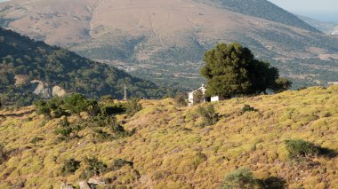 Gökçeada Tepekoy bölgesindeki dağların arasında antik bir ortodoks Yunan kilisesi-Manastraki. Çanakkale, Türkiye