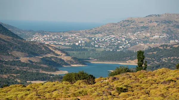 Tepekoy Barajı, Gökçeada 'nın merkezi, Kuzey Ege Denizi ve Gökçeada' nın Tepekoy yamaçlarından kırsal alan manzarası. Çanakkale, Türkiye