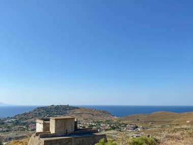 Eski Bademli 'den Kalekoy ve Kuzey Ege' nin kıyı manzarası - Gökçeada 'nın Gliki Köyü, Canakkale Türkiye. Imbros Adası panoramik şehir manzarası