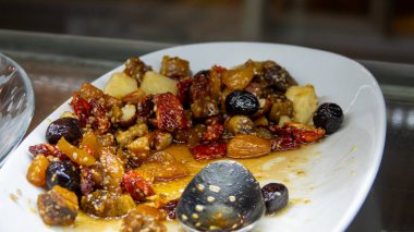 Akdeniz ve Ege mezeleri taze yaz meyvelerinden yapılan zeytinyağıyla. Meyve Salatası.