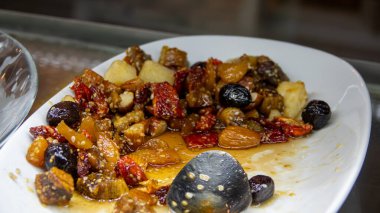 Akdeniz ve Ege mezeleri taze yaz meyvelerinden yapılan zeytinyağıyla. Meyve Salatası.