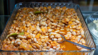 Geleneksel Türk aperatifleri. Kırmızı kefal rakı, rakı masasında servis edilen soğuk bir aperatiftir. Türkiye 'deki Ege masalarında