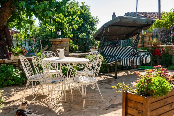  Gökçeada, Canakkale Türkiye 17 Temmuz 2023: Gökçeada 'daki Zeytinliköy' den bir bahçe manzarası. Gökçeada Türkiye 'nin en büyük adasıdır ve Zeytinliköy adadaki en iyi korunan Yunan köylerinden biridir..