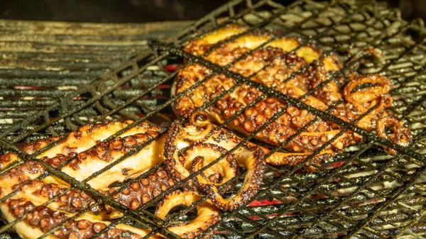 Los Pulpos Recién Sacados Del Mar Egeo Cocinan Fuego Parrilla —  Fotos de Stock