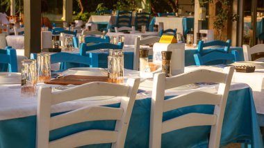 Gökçeada Canakkale, Türkiye 22 Temmuz 2023: Gökçeada 'nın orta kesimindeki turistik Kaleky caddesi ve liman restoranlarının manzarası. Gökçeada Türkiye 'nin en büyük adasıdır..