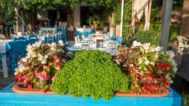 Gökçeada Canakkale, Türkiye 22 Temmuz 2023: Gökçeada 'nın orta kesimindeki turistik Kaleky caddesi ve liman restoranlarının manzarası. Gökçeada Türkiye 'nin en büyük adasıdır..