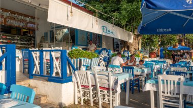 Gökçeada Canakkale, Türkiye 22 Temmuz 2023: Gökçeada 'nın orta kesimindeki turistik Kaleky caddesi ve liman restoranlarının manzarası. Gökçeada Türkiye 'nin en büyük adasıdır..