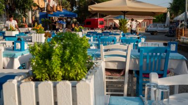 Gökçeada Canakkale, Türkiye 22 Temmuz 2023: Gökçeada 'nın orta kesimindeki turistik Kaleky caddesi ve liman restoranlarının manzarası. Gökçeada Türkiye 'nin en büyük adasıdır..