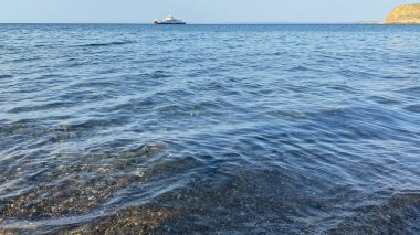Gökçeada adasındaki Kuzu limanı plajı (Kuzu limani). Türkiye 'nin en büyük adası olan Gökçeada, Çanakkale ilinin bir ilçesidir.