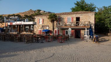 Gökçeada Canakkale, Türkiye 22 Temmuz 2023: Gökçeada 'nın orta kesiminden turistik Kaleky ve liman manzarası. Gökçeada Türkiye 'nin en büyük adasıdır..