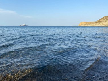 Gökçeada adasındaki Kuzu limanı plajı (Kuzu limani). Türkiye 'nin en büyük adası olan Gökçeada, Çanakkale ilinin bir ilçesidir.
