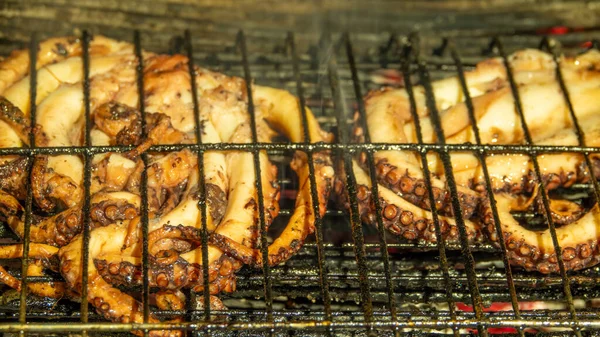 Ege Denizi Nden Yeni Çıkmış Ahtapotlar Izgara Ateşinde Pişiriliyor Gökçeada — Stok fotoğraf