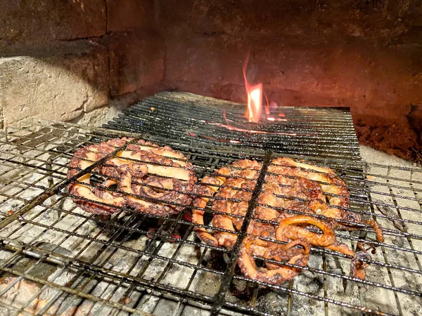 Los Pulpos Recién Sacados Del Mar Egeo Cocinan Fuego Parrilla — Foto de Stock