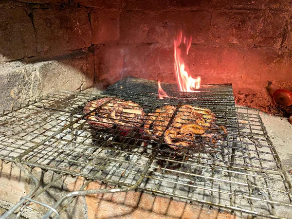 Los Pulpos Recién Sacados Del Mar Egeo Cocinan Fuego Parrilla — Foto de Stock