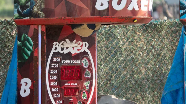 Großaufnahme Eines Boxsackautomaten Auf Einem Fahrenden Jahrmarkt Luna Park Kirmesautomaten — Stockfoto