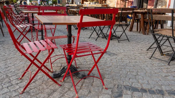 Cadeiras Ferro Dobráveis Vermelhas Mesa Colocada Rua Frente Café — Fotografia de Stock
