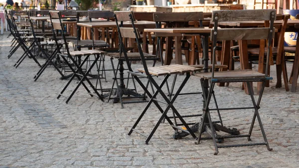 Drewniane Składane Krzesła Żelazne Stoły Umieszczone Ulicy Przed Kawiarnią — Zdjęcie stockowe