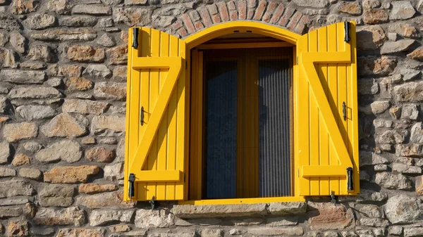 土耳其卡纳卡莱Gokceada一座地中海石屋的芥末黄色百叶窗 — 图库照片