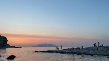 Gökçeada, Canakkale, Türkiye 28 Haziran 2023: Gökceada, Imbros Adası 'ndaki Yıldizkoy plaj manzarası. Yildizkoy Sahili, Sualtı Ulusal Parkı ile popüler bir plajdır..