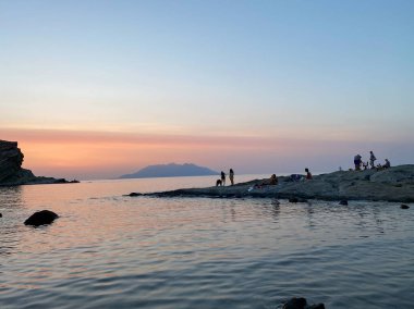 Gökçeada, Canakkale, Türkiye 28 Haziran 2023: Gökceada, Imbros Adası 'ndaki Yıldizkoy plaj manzarası. Yildizkoy Sahili, Sualtı Ulusal Parkı ile popüler bir plajdır..