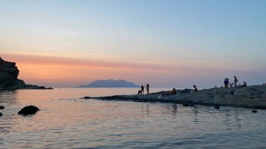 Gökçeada, Canakkale, Türkiye 28 Haziran 2023: Gökceada, Imbros Adası 'ndaki Yıldizkoy plaj manzarası. Yildizkoy Sahili, Sualtı Ulusal Parkı ile popüler bir plajdır..