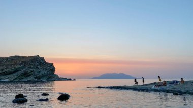 Gökçeada, Canakkale, Türkiye 28 Haziran 2023: Gökceada, Imbros Adası 'ndaki Yıldizkoy plaj manzarası. Yildizkoy Sahili, Sualtı Ulusal Parkı ile popüler bir plajdır..