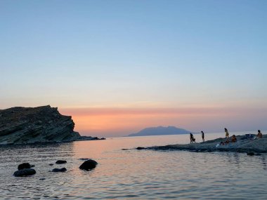 Gökçeada, Canakkale, Türkiye 28 Haziran 2023: Gökceada, Imbros Adası 'ndaki Yıldizkoy plaj manzarası. Yildizkoy Sahili, Sualtı Ulusal Parkı ile popüler bir plajdır..