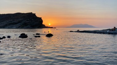 Gökçeada, Canakkale, Türkiye 28 Haziran 2023: Gökceada, Imbros Adası 'ndaki Yıldizkoy plaj manzarası. Yildizkoy Sahili, Sualtı Ulusal Parkı ile popüler bir plajdır..