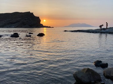 Gökçeada, Canakkale, Türkiye 28 Haziran 2023: Gökceada, Imbros Adası 'ndaki Yıldizkoy plaj manzarası. Yildizkoy Sahili, Sualtı Ulusal Parkı ile popüler bir plajdır..