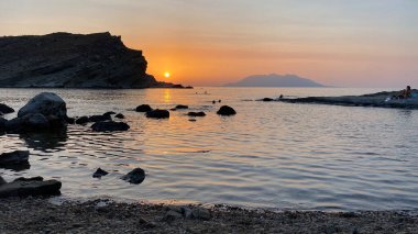 Gökçeada, Canakkale, Türkiye 28 Haziran 2023: Gökceada, Imbros Adası 'ndaki Yıldizkoy plaj manzarası. Yildizkoy Sahili, Sualtı Ulusal Parkı ile popüler bir plajdır..