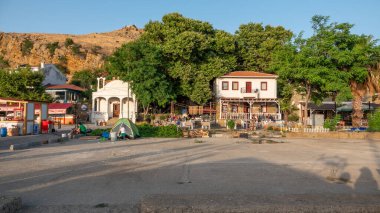 Gkeada anakkale, Türkiye 22 Temmuz 2023: Gökçeada 'nın orta kesimindeki turistik Kaleky caddesi ve liman restoranlarının manzarası. Gökçeada Türkiye 'nin en büyük adasıdır..