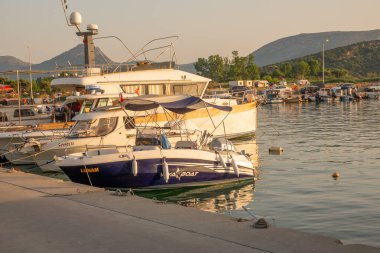 Gökçeada, Canakkale, Türkiye 27 Mayıs 2023 Kalekoy Limanı, demirli balıkçı tekneleri. Kalekoy Gokceada 'nın en eski limanıdır..