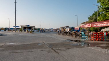 Gökçeada Canakkale, Türkiye 22 Temmuz 2023: Gökçeada 'nın orta kesimindeki turistik Kaleky caddesi ve liman restoranlarının manzarası. Gökçeada Türkiye 'nin en büyük adasıdır..