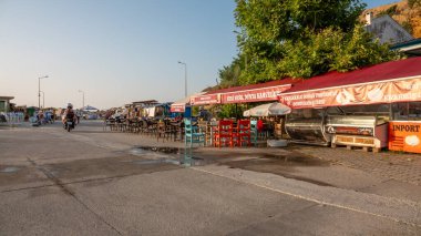 Gökçeada Canakkale, Türkiye 22 Temmuz 2023: Gökçeada 'nın orta kesimindeki turistik Kaleky caddesi ve liman restoranlarının manzarası. Gökçeada Türkiye 'nin en büyük adasıdır..