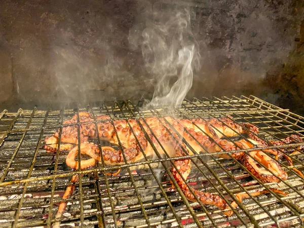 Χταπόδια Που Βγαίνουν Φρέσκα Από Αιγαίο Μαγειρεύονται Στη Φωτιά Στη — Φωτογραφία Αρχείου